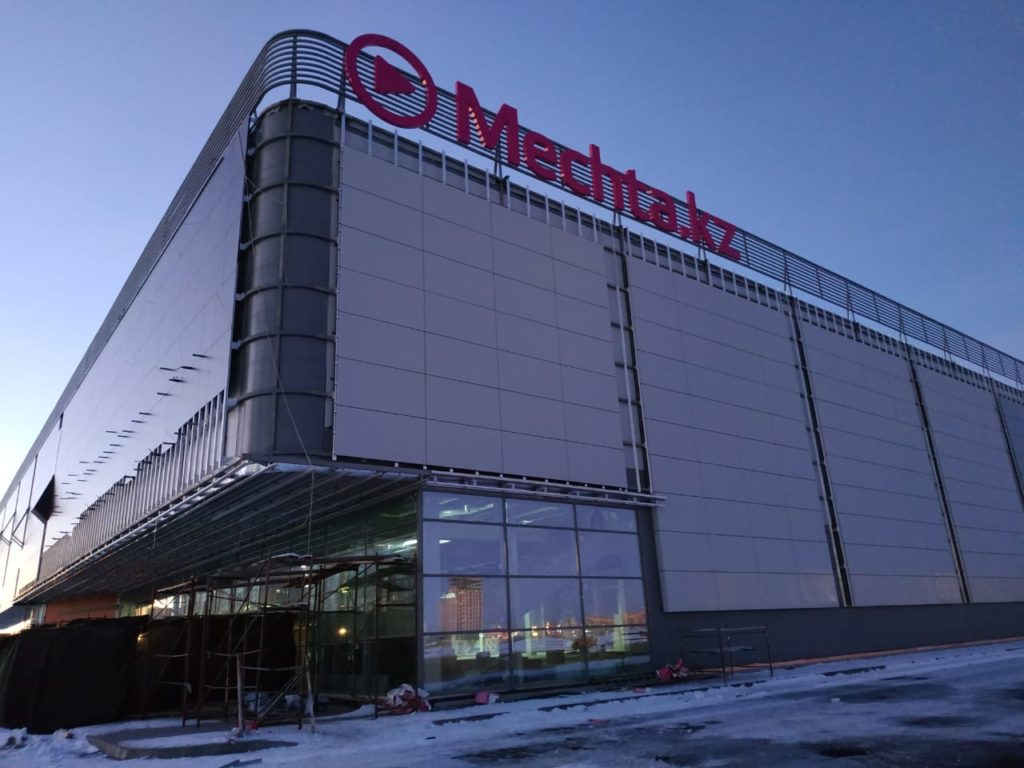 Вывеска Экспобанк из объемных световых букв из жидкого акрила